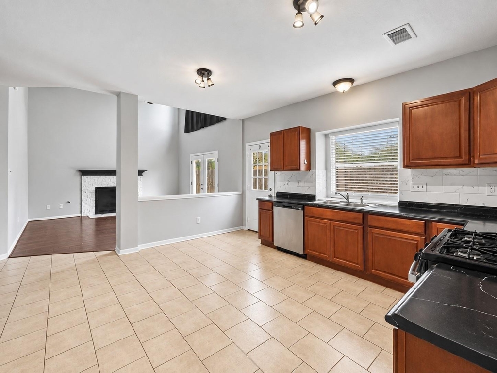 15614 Hatfield Hollow Drive - Photo 10