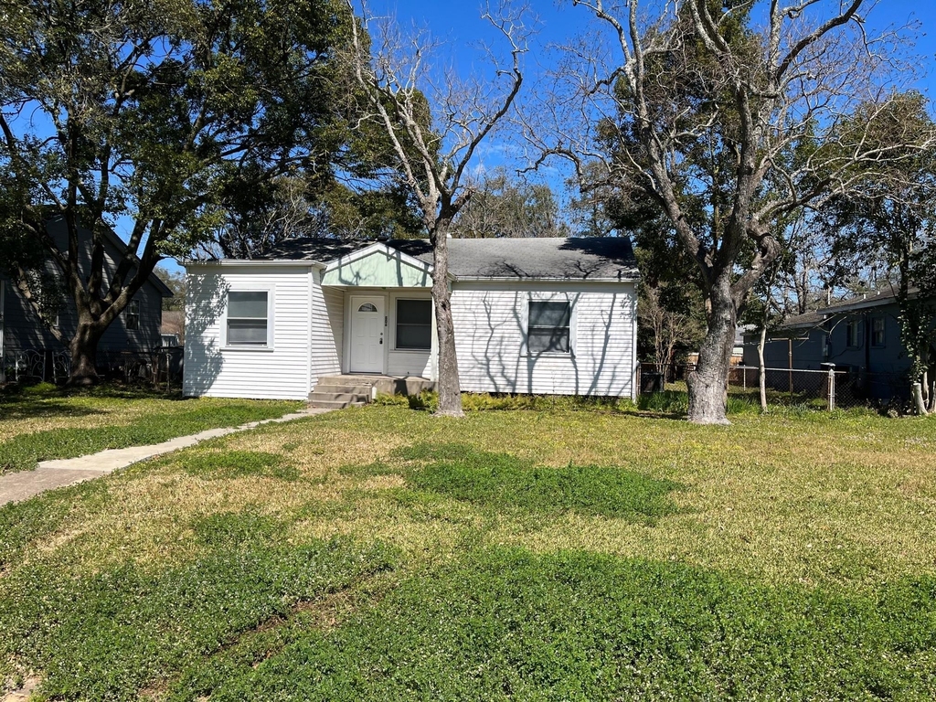 806 17th Ave North - Photo 0