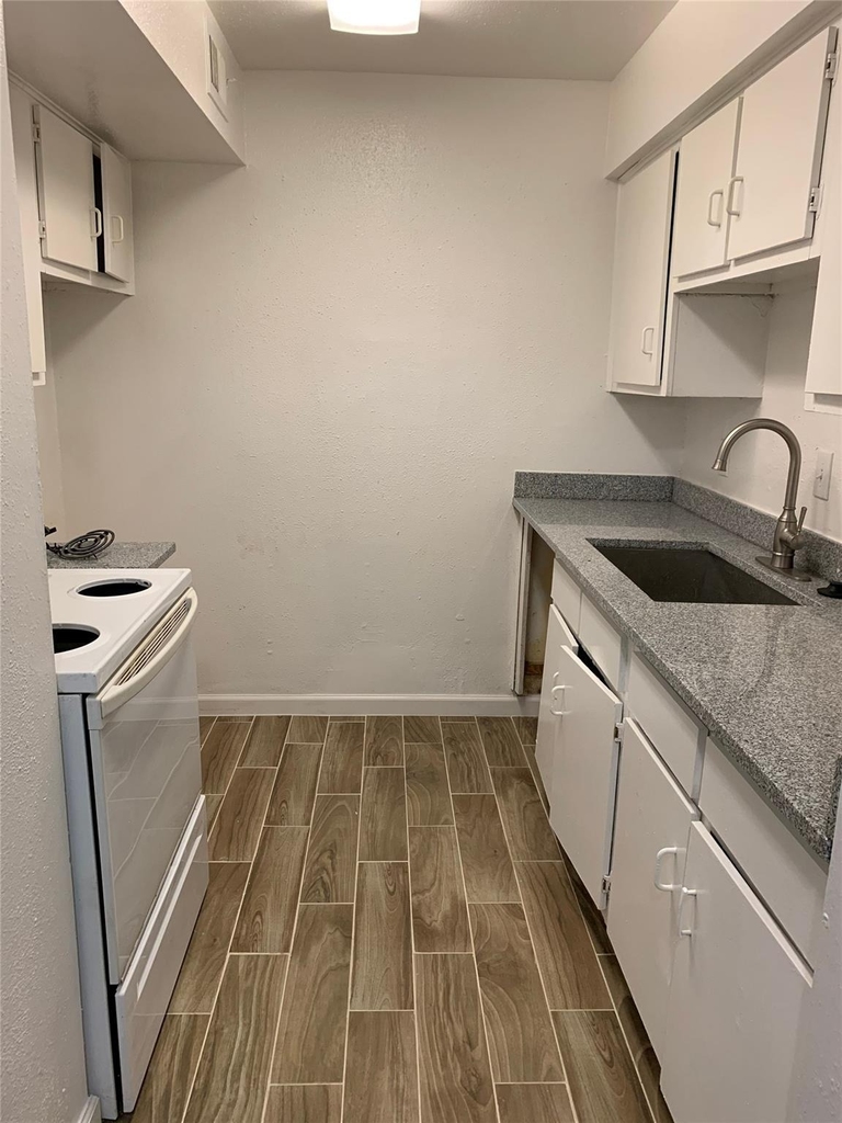 5625 Antoine Drive - Photo 2