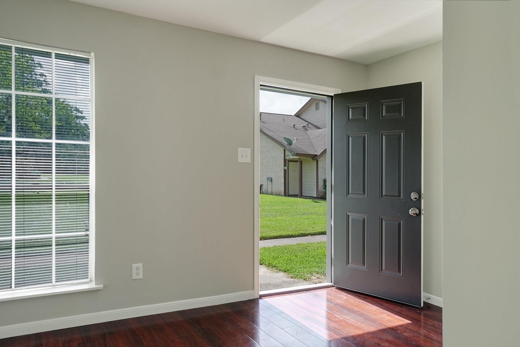 1833 Country Village Boulevard - Photo 2