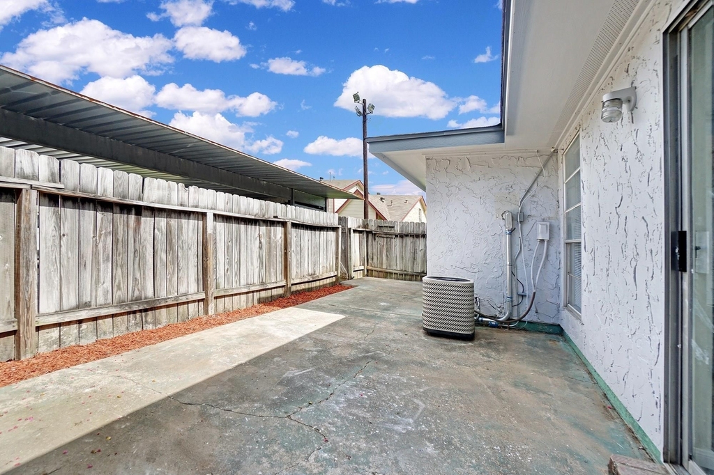 1833 Country Village Boulevard - Photo 20