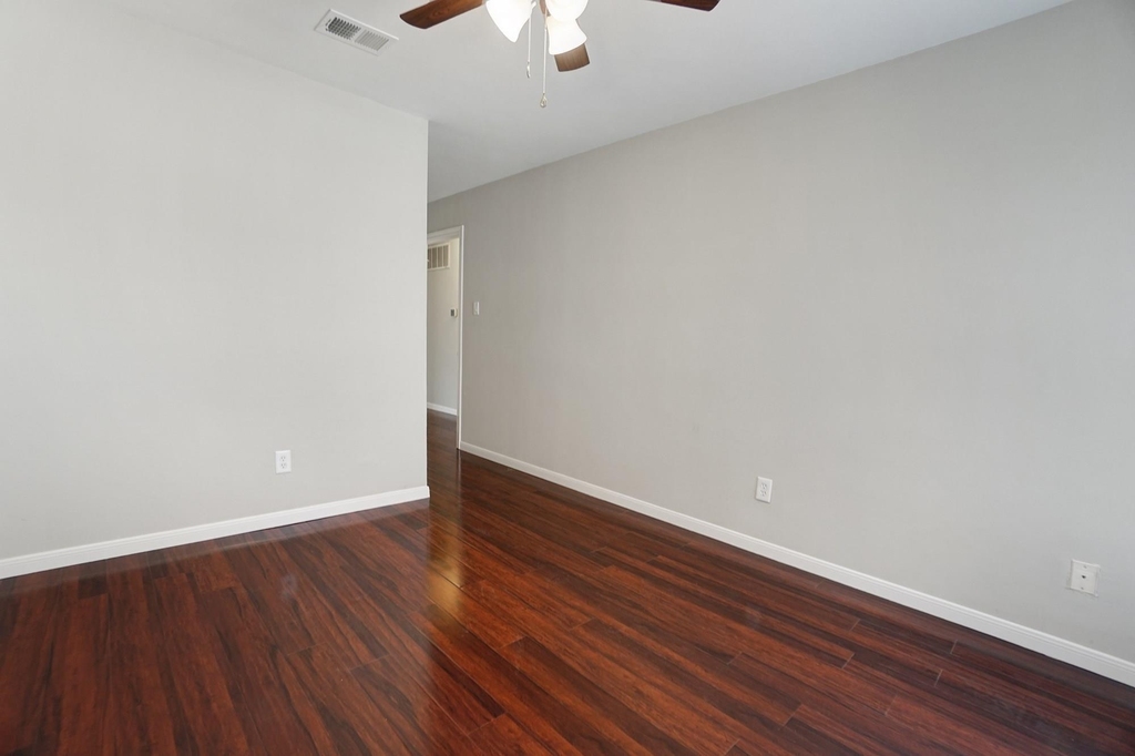 1833 Country Village Boulevard - Photo 8