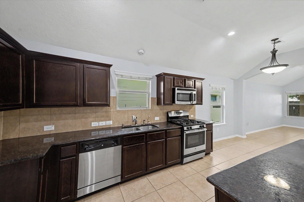 21826 Saragosa Pond Lane - Photo 10