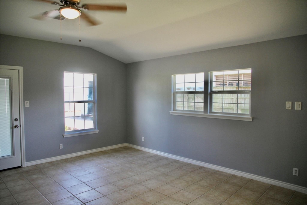529 E Shore Drive - Photo 9