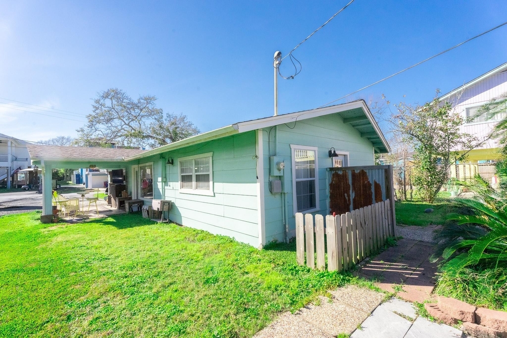 529 E Shore Drive - Photo 2