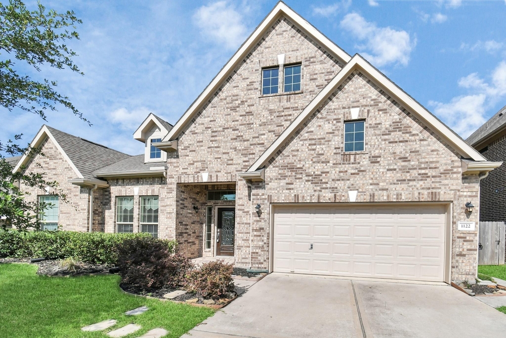 1122 Boxwood Place - Photo 0