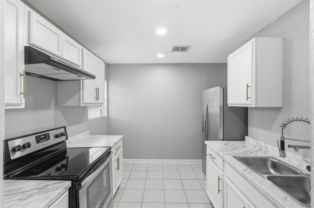 2101 Flynn Drive - Photo 3