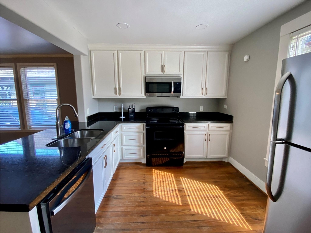1230 Ashland Street - Photo 2