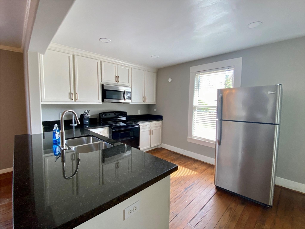 1230 Ashland Street - Photo 3