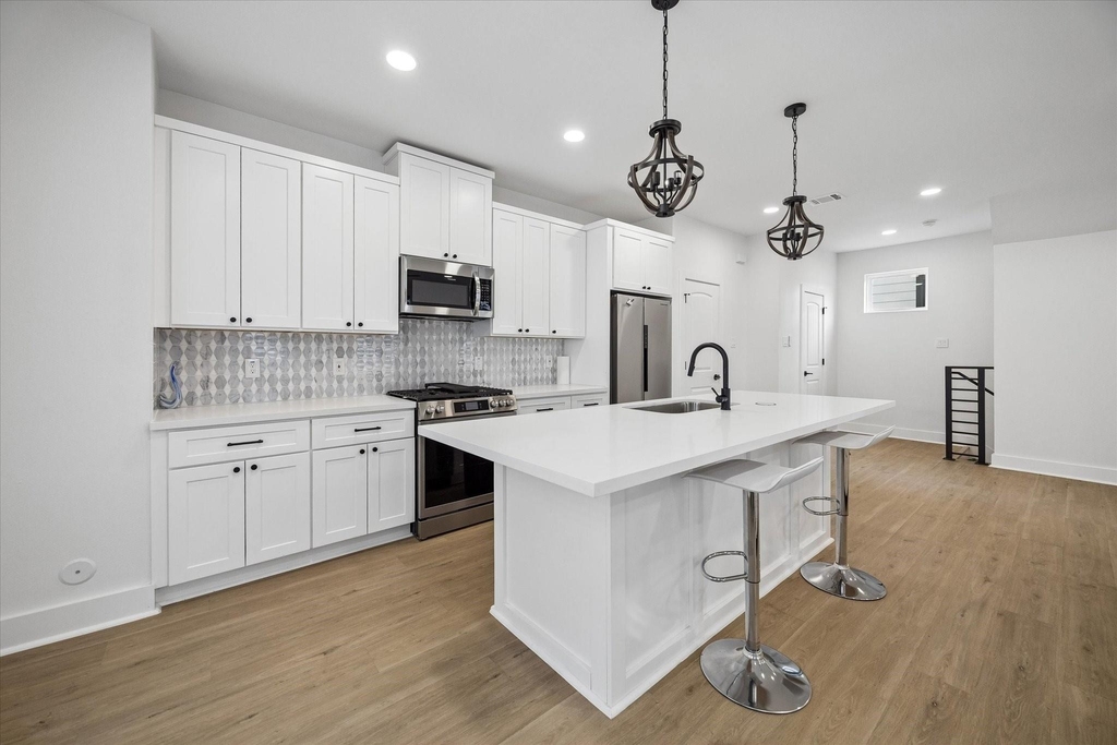 104 E 44th Street - Photo 7