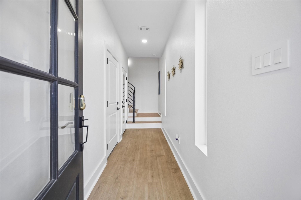 104 E 44th Street - Photo 2