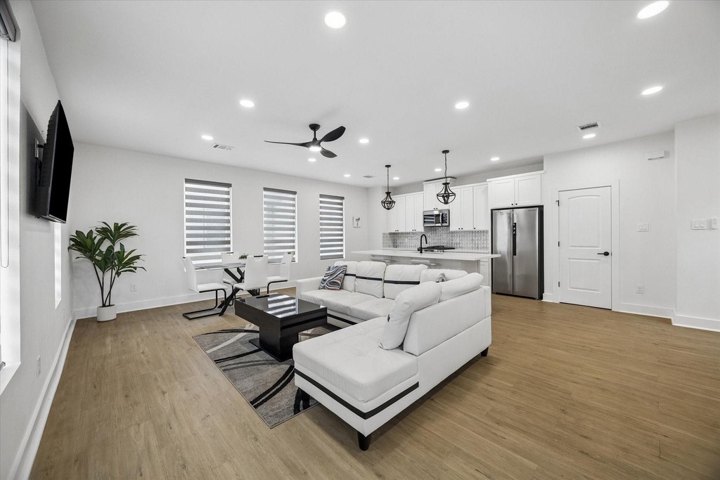 104 E 44th Street - Photo 9
