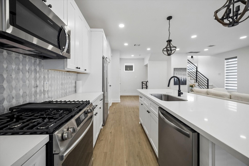 104 E 44th Street - Photo 6