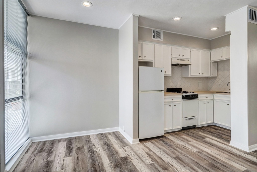 1901 Whitney Street - Photo 3
