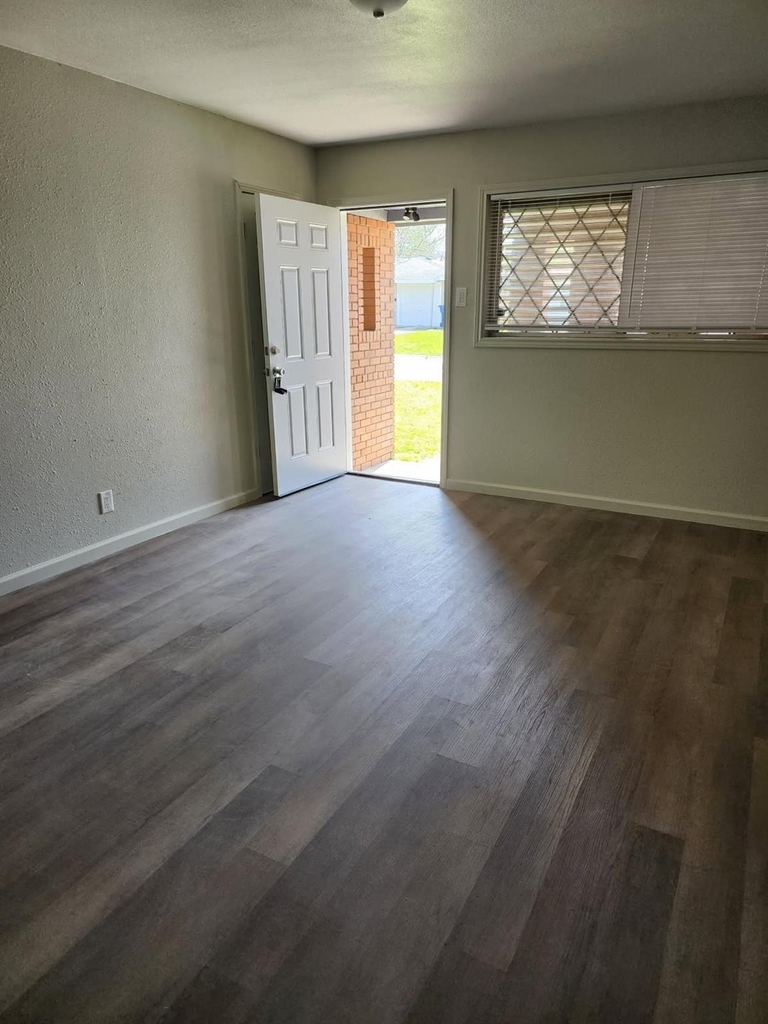 2930 Danforth Dr - Photo 2