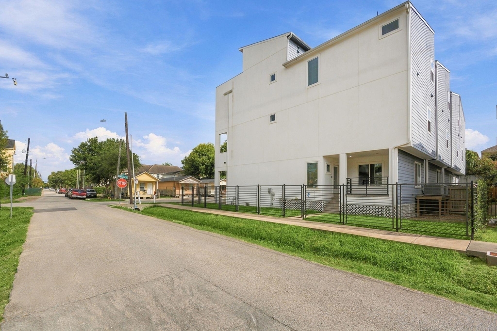 2217 Sherwin Street - Photo 3