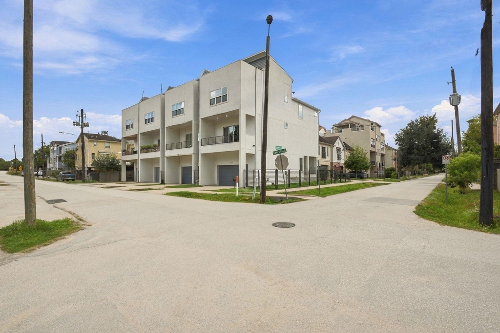 2217 Sherwin Street - Photo 1