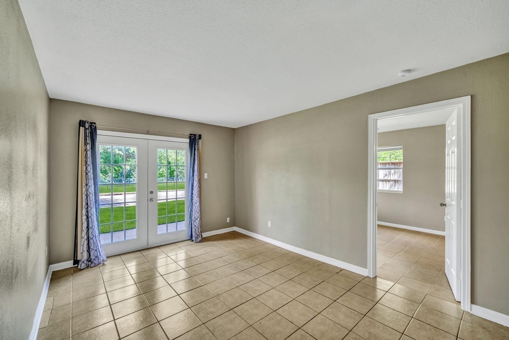 770 Memorial Mews Street - Photo 3