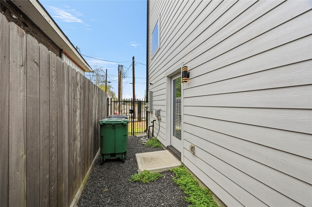 2502 Tuam Street - Photo 30