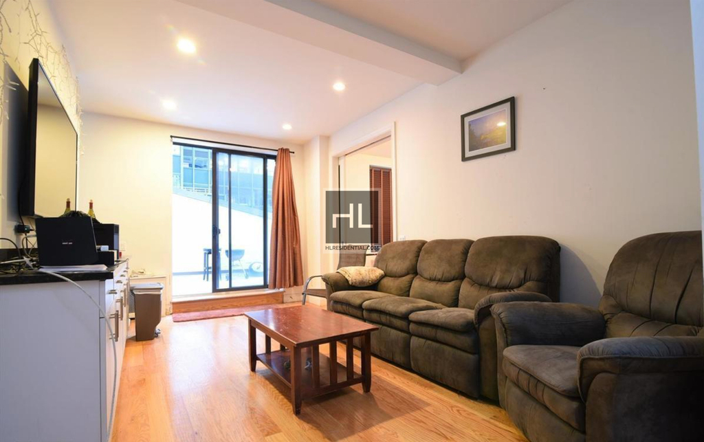 East 46 Street - Photo 1