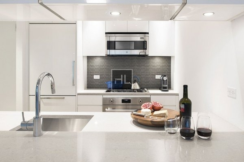 Second Avenue - Photo 1