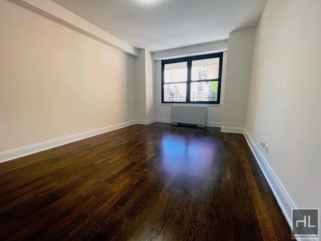 E 82 St - Photo 0