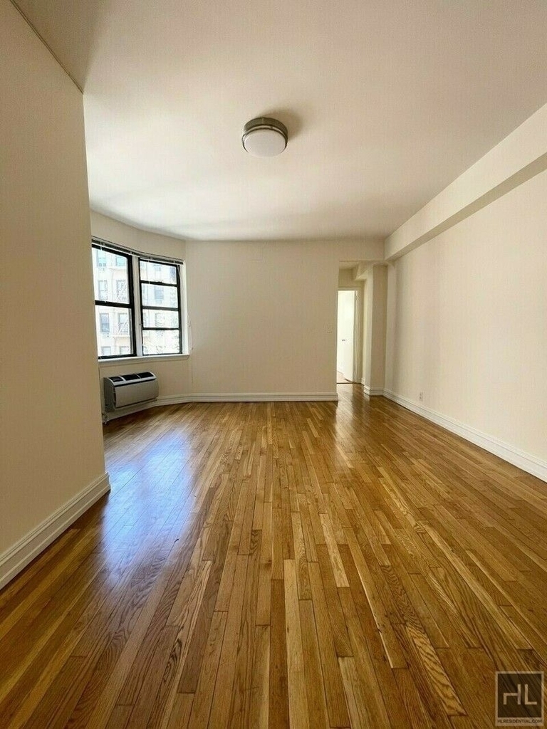 York Avenue - Photo 1