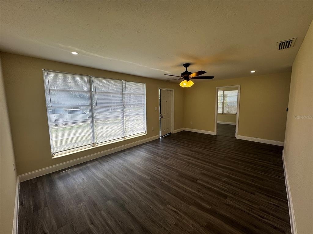 1610 Crest Avenue - Photo 3