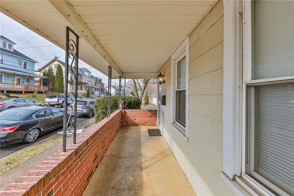 303 W Lincoln Street - Photo 2