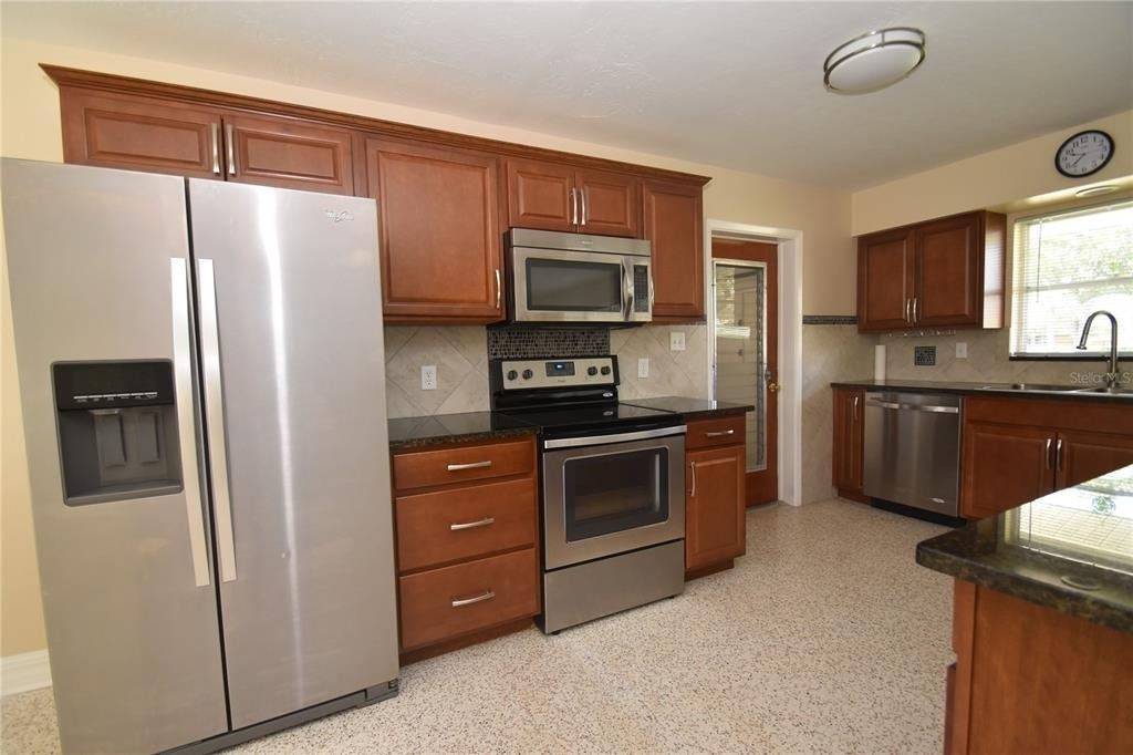 6611 Colonial Drive - Photo 2