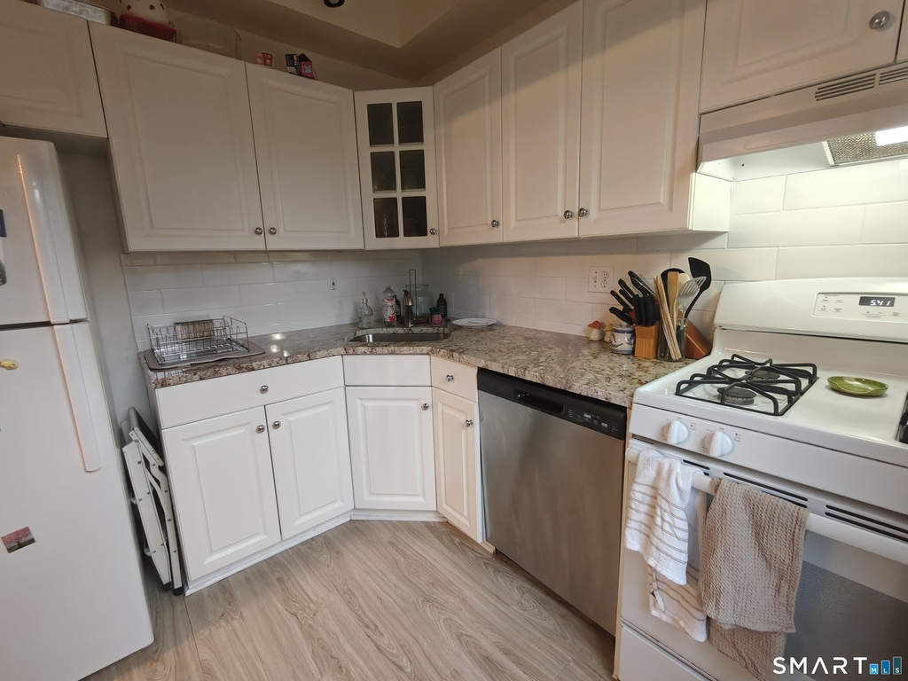 70 Strawberry Hill Avenue - Photo 8