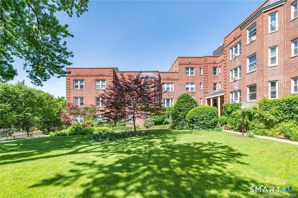 70 Strawberry Hill Avenue - Photo 1
