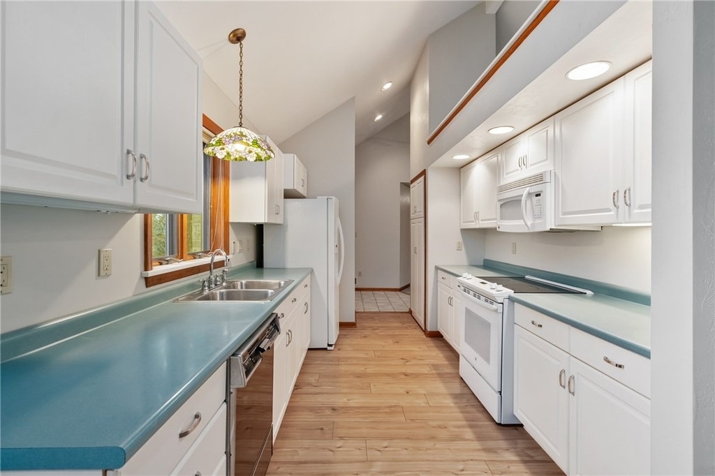 1301 Grandview Ave - Photo 3