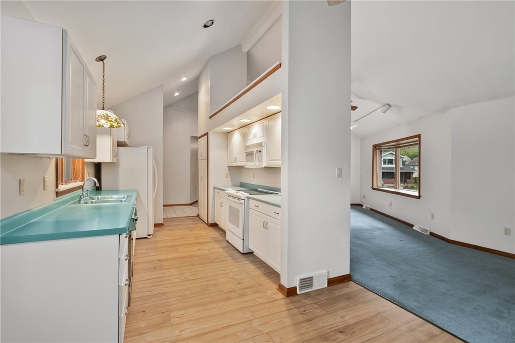 1301 Grandview Ave - Photo 4