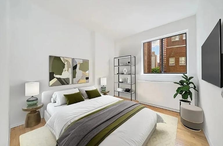 312 East 30th Street - Photo 2