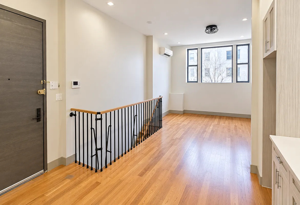 1631 Saint John's Pl - Photo 0