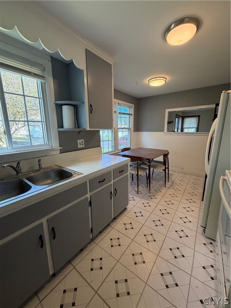 352 Wainwright Avenue - Photo 2