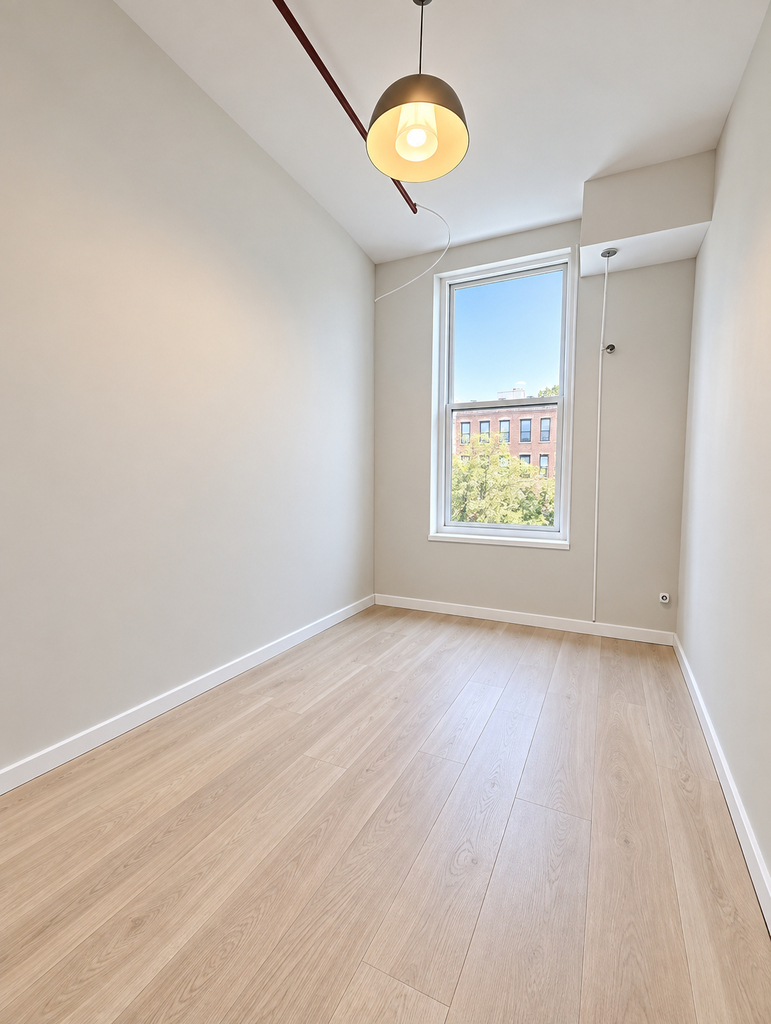 112 Lincoln Ave - Photo 2