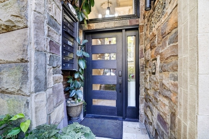 81 W Main St - Photo 3