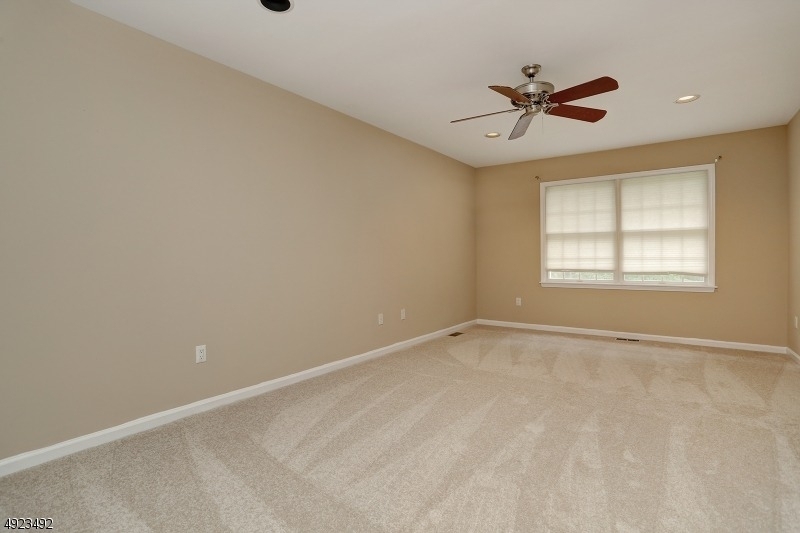 215 Raymound Blvd - Photo 10