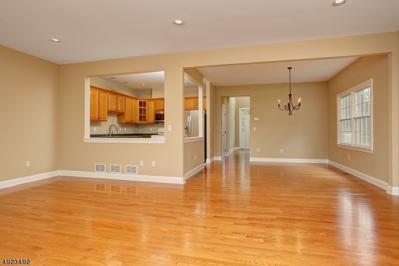 215 Raymound Blvd - Photo 3