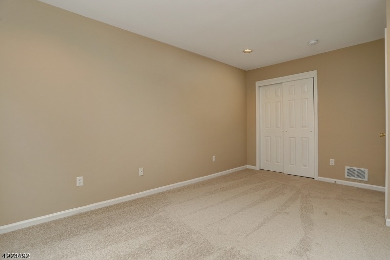 215 Raymound Blvd - Photo 18