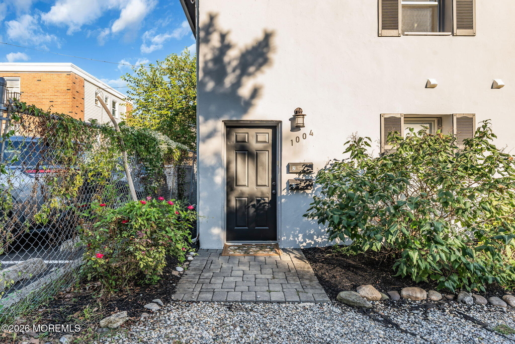 1004 Grand Avenue - Photo 2