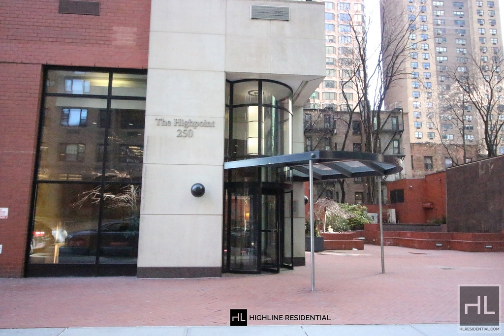 250 East 40 Street - Photo 6