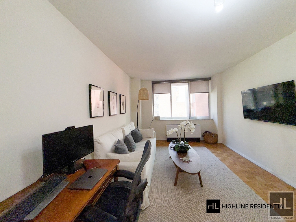 250 East 40 Street - Photo 3