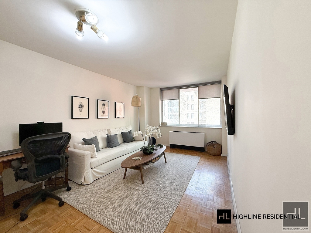 250 East 40 Street - Photo 1