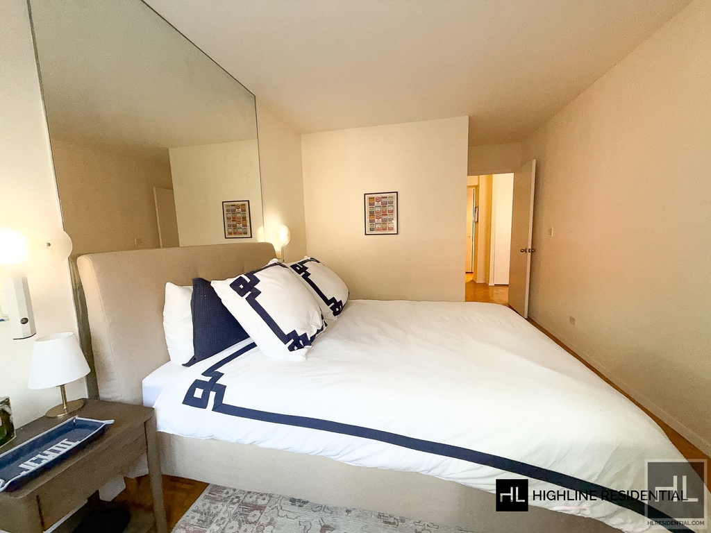 250 East 40 Street - Photo 2