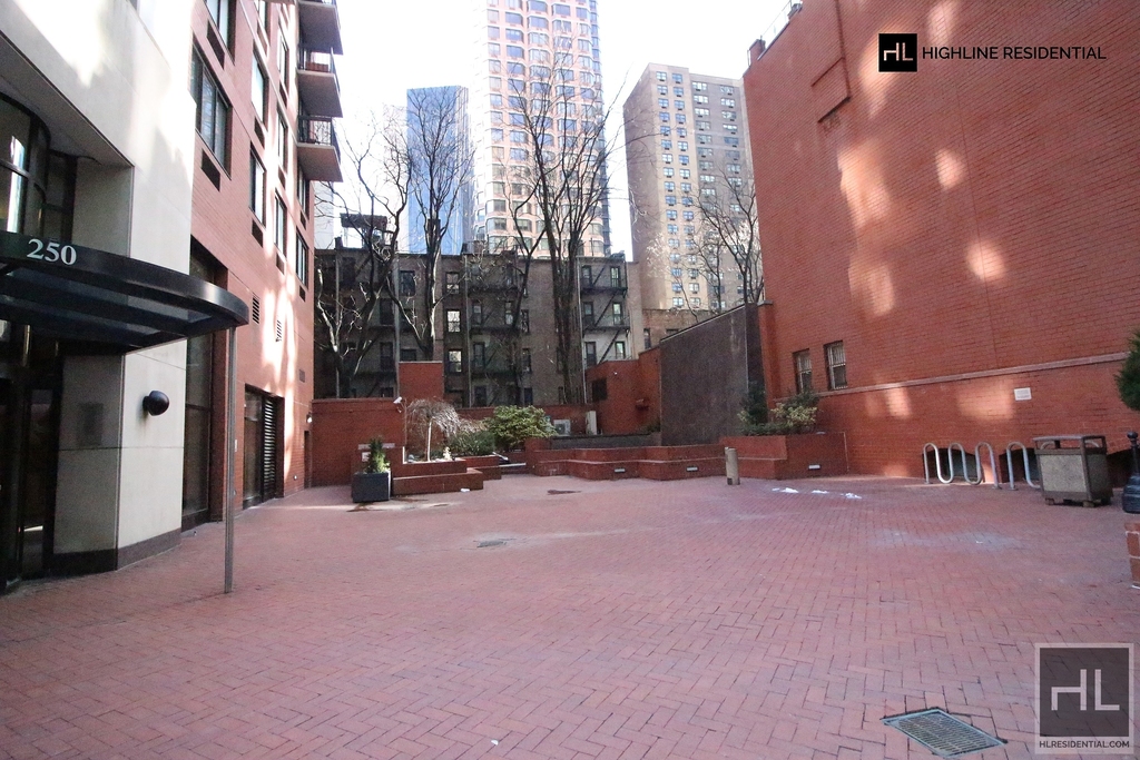250 East 40 Street - Photo 7