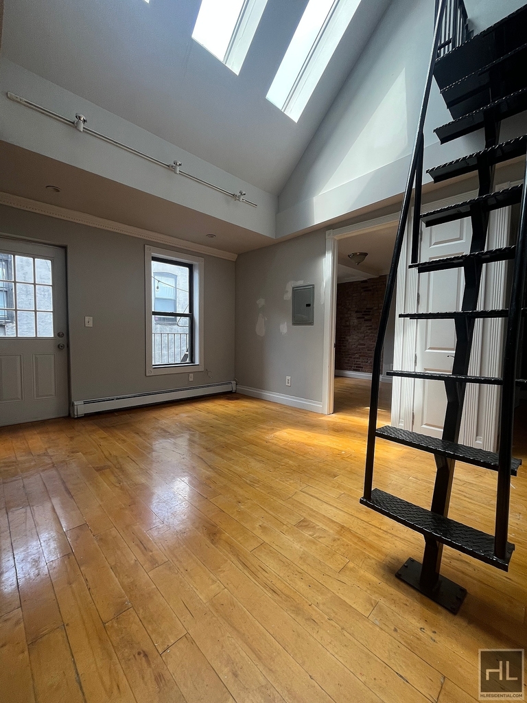 Avenue B - Photo 1
