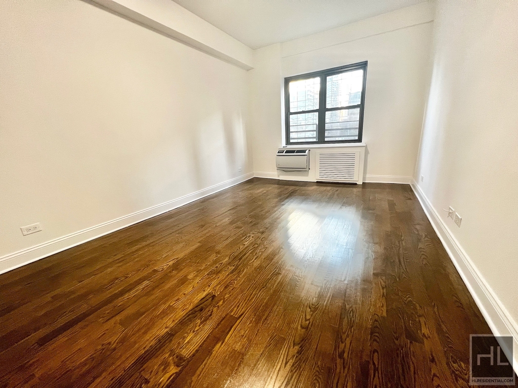East 57 Street - Photo 0